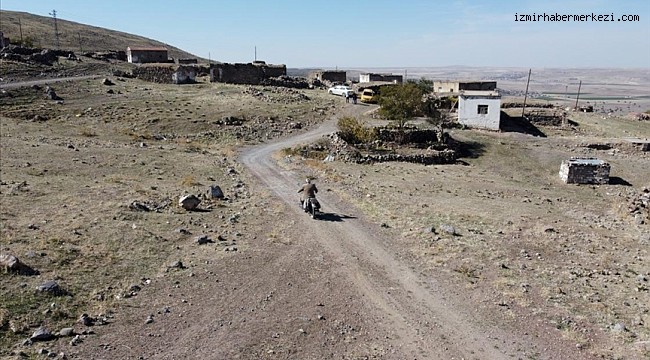 Su çıkmadığı için boşaltılan köyde 10 senedir tek başına yaşıyor