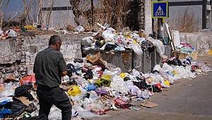 İzmir'de çöp yığınları ve kötü koku 