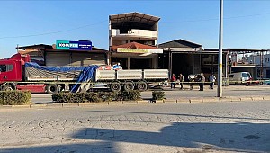 Ekip aracının tıra çarptığı kazada 1 polis şehit oldu, 1 polis yaralandı